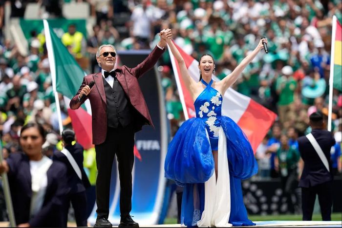 Andrea Bocelli và ca sĩ người Hàn Quốc EJAE biểu diễn trong lễ khai mạc. Ảnh: AP