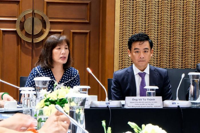 Bà Nguyễn Thị Thanh Huyền (Phó Cục trưởng Cục Phát thanh, truyền hình và thông tin điện tử, Bộ VH,TT&amp;DL) và ông Vũ Tú Thành tại tọa đàm