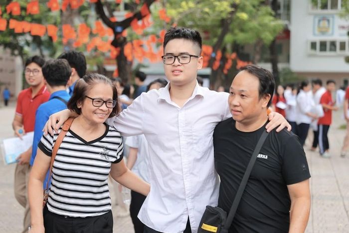 Thí sinh hoàn thành môn thi cuối cùng tại điểm thi trường THPT Nguyễn Gia Thiều (Hà Nội). Ảnh: Minh Quyết - TTXVN