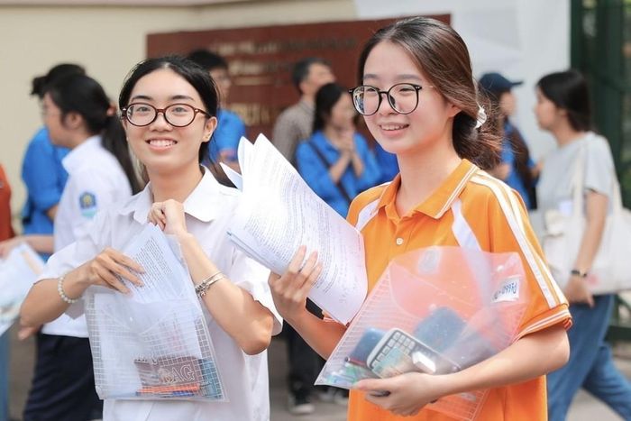 Thí sinh hoàn thành môn thi cuối cùng tại điểm thi trường THPT Nguyễn Gia Thiều (Hà Nội). Ảnh: Minh Quyết - TTXVN