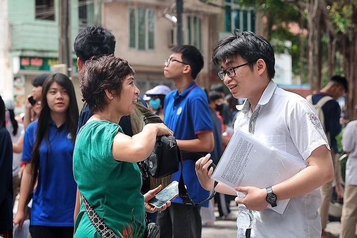Chia sẻ niềm vui với mẹ khi hoàn thành tốt bài thi. Ảnh: Phạm Tuấn Anh - TTXVN