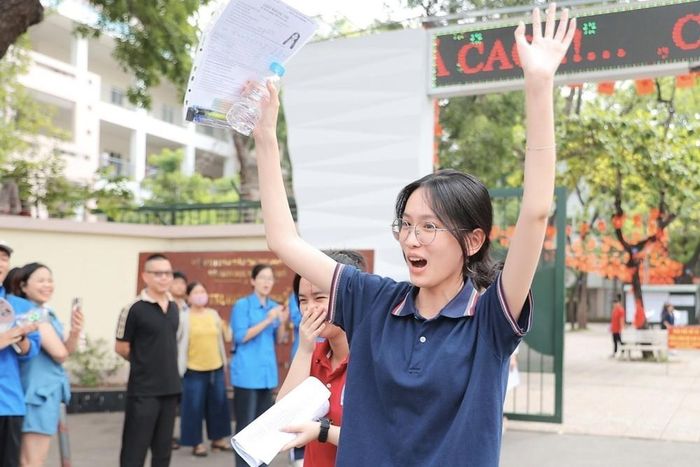 Thí sinh hoàn thành môn thi cuối cùng tại điểm thi trường THPT Nguyễn Gia Thiều (Hà Nội). Ảnh: Minh Quyết - TTXVN