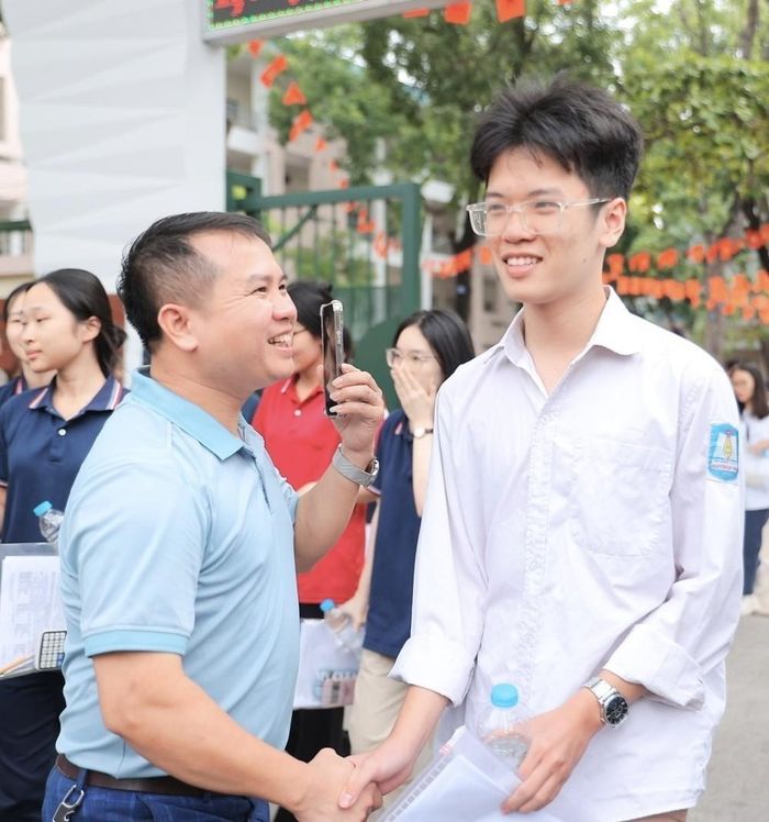 Thí sinh hoàn thành môn thi cuối cùng tại điểm thi trường THPT Nguyễn Gia Thiều (Hà Nội). Ảnh: Minh Quyết - TTXVN