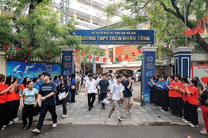 Các thi sinh hoàn thành bài thi Tự chọn (bài thi cuối cùng) trong tâm thế phấn khởi tại khu vực Trường THPT Trần Nhân Tông. Ảnh: Phạm Tuấn Anh - TTXVN