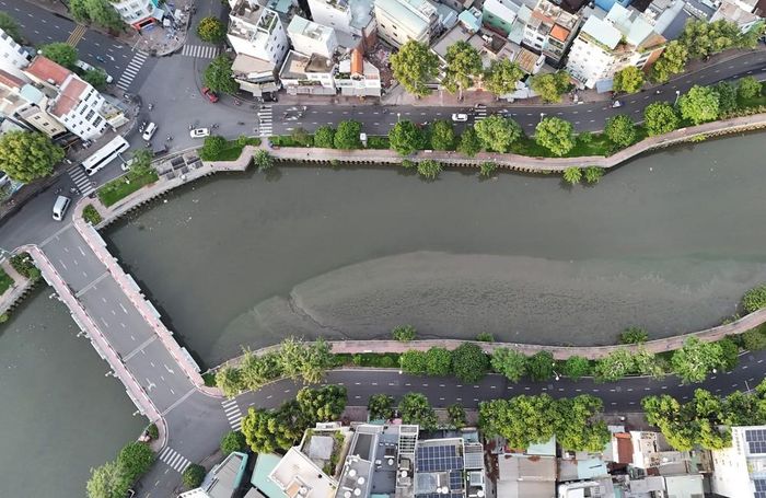 Hai bên bờ kênh Nhiêu Lộc - Thị Nghè là hai tuyến đường Hoàng Sa, Trường Sa có cây cối xanh mát. Ảnh: Hồng Đạt - TTXVN