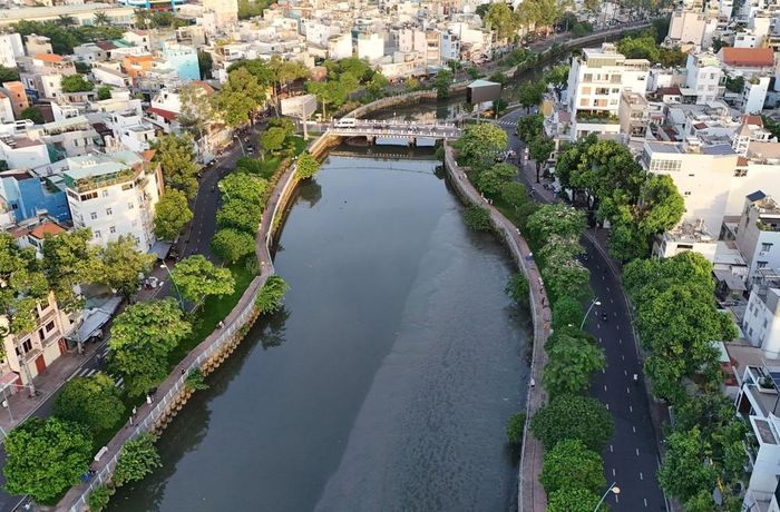 Những mảng xanh dọc hai bờ kênh Nhiêu Lộc - Thị Nghè tạo cảnh quan, không gian sống xanh mát cho người dân. Ảnh: Hồng Đạt - TTXVN