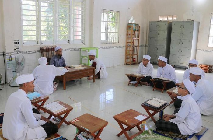 Một buổi học của học sinh người dân tộc Chăm tại lớp học miễn phí ở Thánh đường Jamiul Azhar, xã Châu Phong, tỉnh An Giang