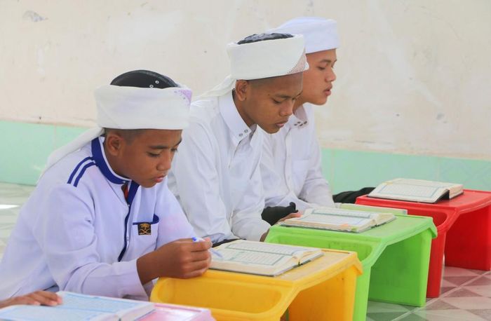 Sau khoảng 4 năm theo học, các em nhỏ người dân tộc Chăm (xã Châu Phong, tỉnh An Giang) đã có thể đọc bản Kinh Qur’an đầy đủ gồm 114 chương