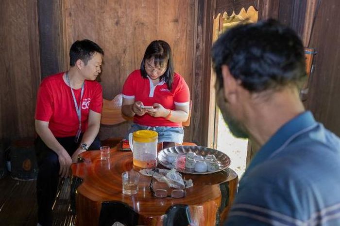 Nhân viên Viettel sẽ đến tận nhà hỗ trợ khách hàng xác thực thông tin miễn phí, khách hàng chỉ cần gọi điện lên tổng đài. Ảnh: Nguyễn Đoan.
