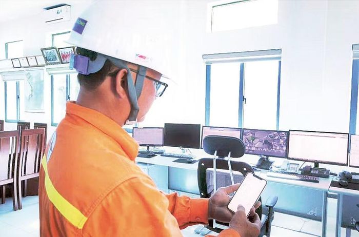 Nhân viên vận hành theo dõi thông số vận hành đường dây truyền tải qua ứng dụng.