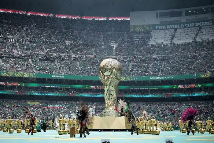 Các nghệ sĩ biểu diễn trong không gian sân khấu mang đậm màu sắc văn hóa Aztec tại lễ khai mạc FIFA World Cup 2026 trên sân Estadio Azteca (Mexico). (Ảnh: FIFA)
