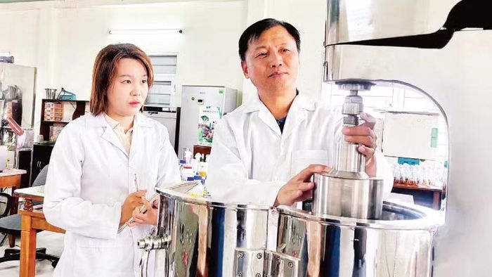 Thu chế phẩm nitrat hóa góp phần bổ sung nguồn thức ăn tự nhiên khi nuôi tôm thẻ. (Ảnh: VÂN NGA)