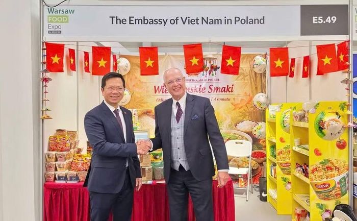  Chủ tịch Ptak Warsaw Expo Tomasz Szypuła thăm gian hàng của Đại sứ quán Việt Nam tại Hội chợ. (Ảnh do Đại sứ quán Việt Nam tại Ba Lan cung cấp) 