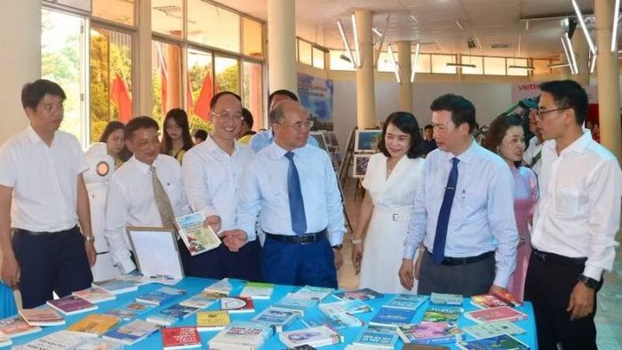 Lãnh đạo Ủy ban nhân dân tỉnh Đắk Lắk và các sở, ngành tham quan gian trưng bày sách tại Ngày hội Sách và văn hóa đọc tỉnh Đắk Lắk lần thứ 5 năm 2026.