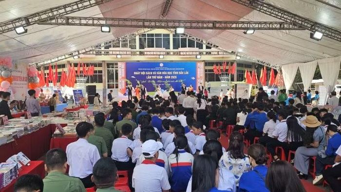 Đông đảo các em học sinh và những người yêu sách tham gia Ngày hội Sách và Văn hóa đọc tỉnh Đắk Lắk lần thứ 5 năm 2026.