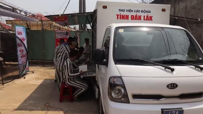 Thư viện tỉnh Đắk Lắk tổ chức các chuyến xe Thư viện lưu động đưa sách đến với các phạm nhân đang bị giam giữ, cải tạo tại các trạm giam trong tỉnh.