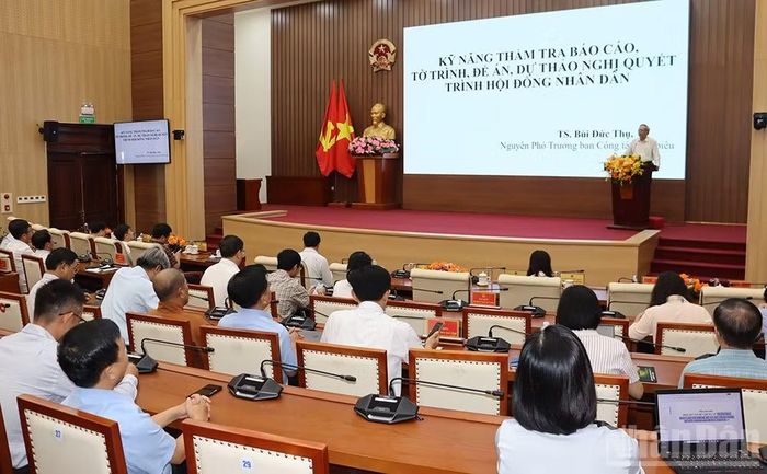 Tiến sĩ Bùi Đức Thụ, nguyên Phó Trưởng Ban Công tác đại biểu của Quốc hội trình bày chuyên đề kỹ năng thẩm tra báo cáo, tờ trình, đề án, dự thảo nghị quyết trình Hội đồng nhân dân.