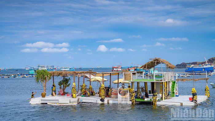 Vài năm trở lại đây, sự chuyển dịch cơ cấu kinh tế biển đã đánh thức tiềm năng của khu vực này, biến Bãi Cạn thành trung tâm thể thao, giải trí dưới nước sầm uất bậc nhất Phú Quý.