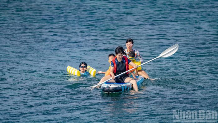 Các hoạt động nổi bật là chèo ván đứng (SUP), bơi lặn ngắm san hô...