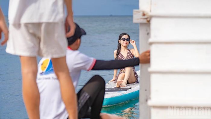  Một du khách đang thỏa sức tạo dáng để mang về từ Phú Quý phần quà là những tấm hình tuyệt đẹp đăng tải trên các trang mạng xã hội. 
