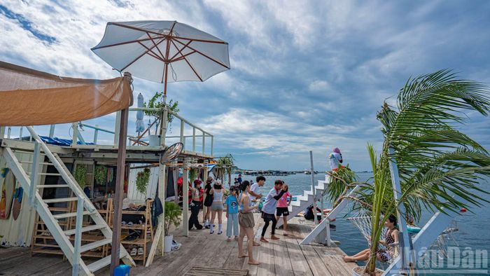 Trong những ngày cao điểm, mỗi bè có thể đón và phục vụ từ 60 đến 80 lượt khách.