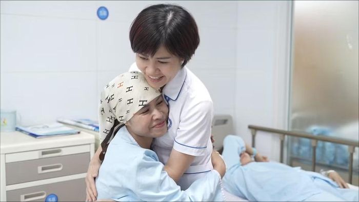 Niềm hạnh phúc của người bệnh khi chuẩn bị được xuất viện.