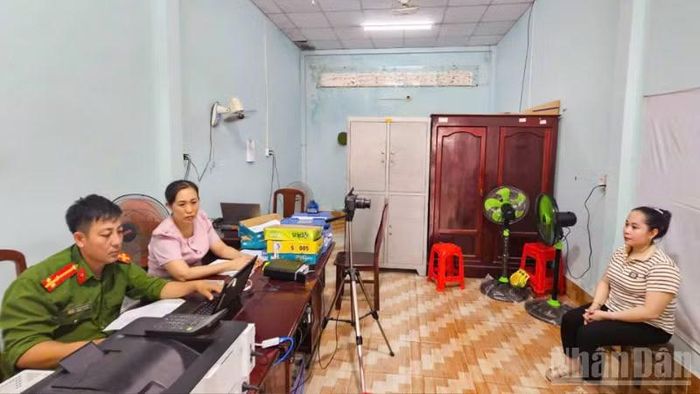 Lực lượng Công an xã Vị Thủy chụp ảnh, thu nhập dữ liệu để kích hoạt và tích hợp thông tin, dữ liệu trên ứng dụng VNeID mức 2 cho người dân.