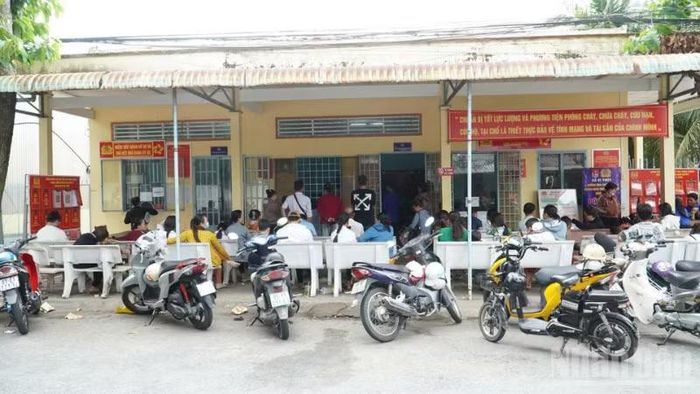 Lực lượng Công an xã Vị Thủy tiếp nhận hồ sơ của công dân hằng ngày lên đến cả 100 hồ sơ, có lúc cán bộ tiếp nhận thực hiện đến 21 giờ.