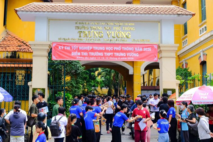  Các tình nguyện viên luôn luôn có mặt để động viên các thí sinh trong kỳ thi quan trọng của các em. 