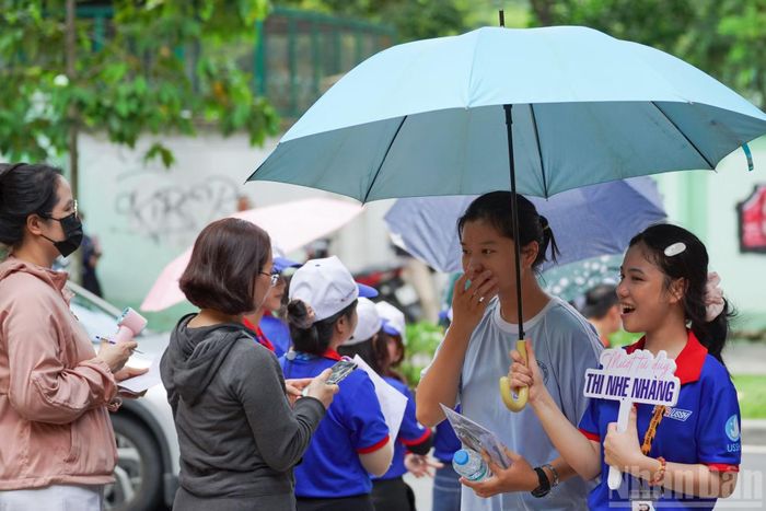 Các tình nguyện viên cho biết công tác chuẩn bị năm nay được thực hiện kỹ lưỡng, cùng sự đồng hành của nhiều đơn vị tài trợ, tạo thêm động lực để lực lượng áo xanh đồng hành và hỗ trợ thí sinh hiệu quả.