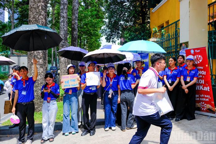 Không chỉ dừng lại ở các hoạt động hỗ trợ trực tiếp, năm nay chương trình đẩy mạnh các hoạt động trước kỳ thi và đặc biệt chú trọng vào công tác hỗ trợ đồng hành cùng thí sinh.