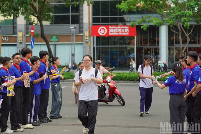  Từ sáng sớm, đông đảo tình nguyện viên trong màu áo xanh Tiếp sức mùa thi đã có mặt tại các điểm thi, sẵn sàng hỗ trợ thí sinh và người nhà trong ngày thi cao điểm. 