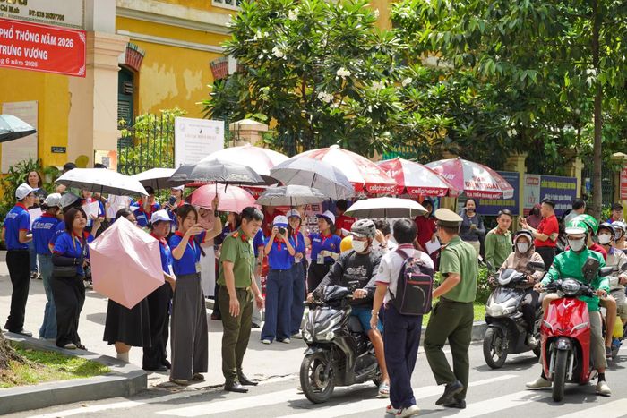 Lực lượng an ninh có mặt từ sáng sớm tại các nút giao thông trọng điểm và khu vực cổng trường để phân luồng, kiên quyết không để xảy ra tình trạng ùn tắc kéo dài ảnh hưởng đến thời gian di chuyển của thí sinh.