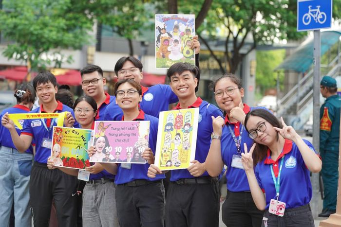  6.000 chiến sĩ tình nguyện phủ xanh 246 điểm thi. 