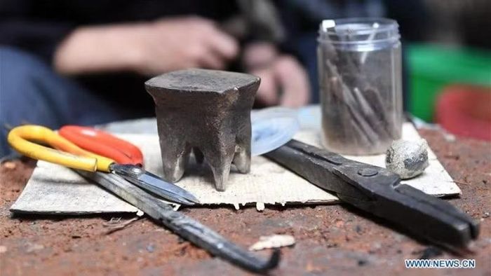Nghệ nhân chế tác một món trang sức bạc truyền thống của dân tộc Miêu tại Khu tự trị dân tộc Choang Quảng Tây, miền nam Trung Quốc. (Ảnh: Tân Hoa xã)