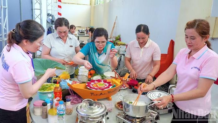 Trong khuôn khổ Ngày hội Gia đình tỉnh Cà Mau năm 2026, các đội thi chuẩn bị nguyên liệu cho cuộc thi nấu ăn.