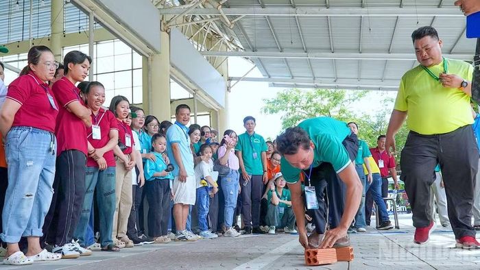 Nhiều hoạt động trò chơi dân gian được tổ chức để gắn kết các thành viên trong gia đình với nhau tại Cà Mau nhân Ngày hội Gia đình năm 2026.