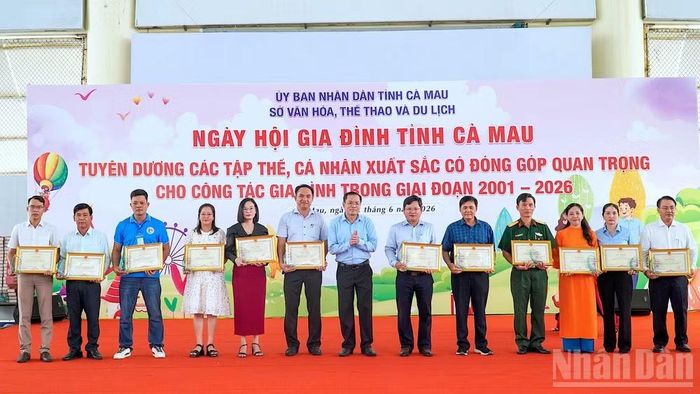 Thay mặt lãnh đạo tỉnh, Phó Chủ tịch Ủy ban nhân dân tỉnh Cà Mau Ngô Vũ Thăng (đứng giữa) tặng Bằng khen của Chủ tịch tỉnh cho các cá nhân có thành tích xuất sắc trong công tác gia đình giai đoạn 2001-2026.