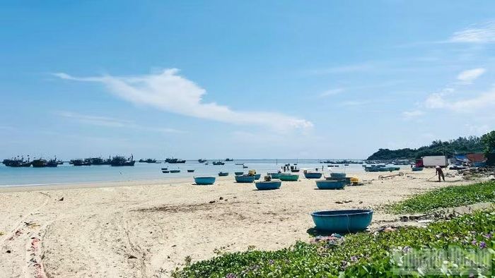 Làng chài thôn Châu Thuận Biển mang vẻ hoang sơ, huyền bí.