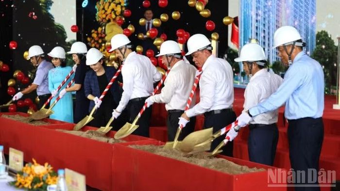 Các đồng chí lãnh đạo thành phố Đồng Nai và đại biểu thực hiện nghi thức khởi công.