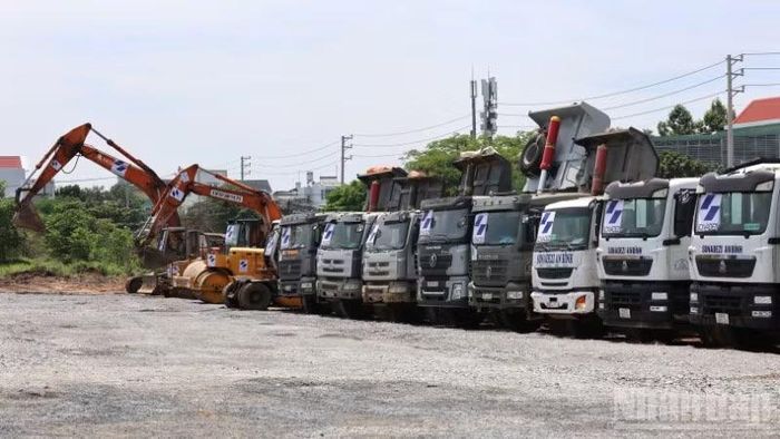 Máy móc khởi công xây dựng dự án.
