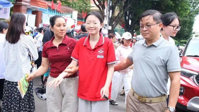 Phụ huynh động viên con sau buổi thi cuối cùng kỳ thi trung học phổ thông năm 2026.