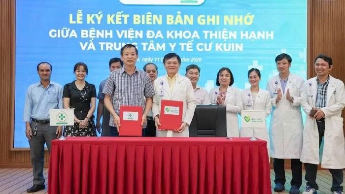 Đại diện Ban lãnh đạo Bệnh viện đa khoa Thiện Hạnh và Trung tâm Y tế Cư Kuin tại lễ ký kết.