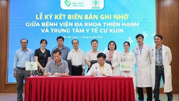 Đại diện Ban lãnh đạo Bệnh viện đa khoa Thiện Hạnh và Trung tâm Y tế Cư Kuin ký kết biên bản ghi nhớ hợp tác chăm sóc sức khỏe cho người dân .