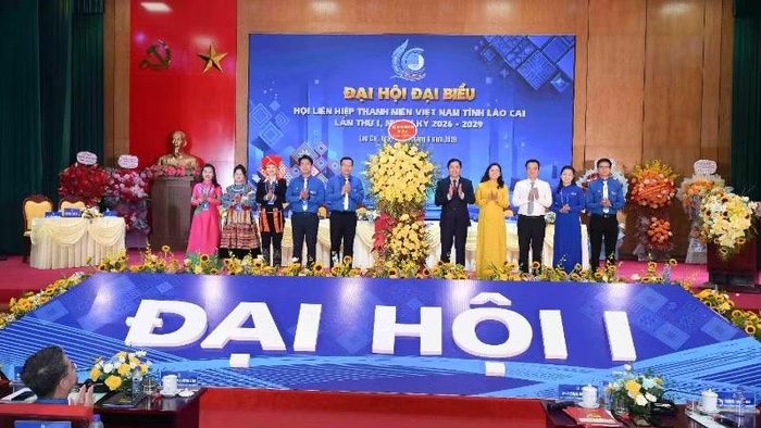 Lãnh đạo tỉnh Lào Cai tặng hoa chúc mừng Đại hội.