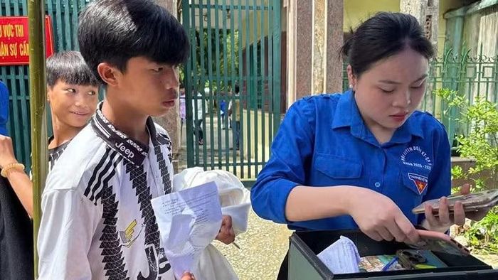Nhân lực tiếp sức mùa thi trông, trả đồ dùng, vật dụng cho thí sinh sau kết thúc buổi thi.