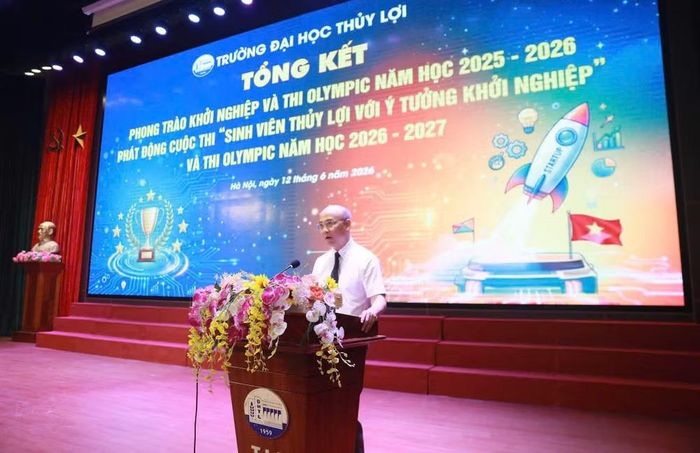 Phó giáo sư, Tiến sĩ Nguyễn Hữu Huế, Bí thư Đảng ủy, Phó Hiệu trưởng Thường trực Trường đại học Thủy lợi, phát biểu ý kiến.