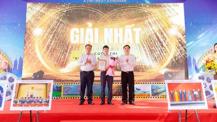 Phó Bí thư Thành ủy Đồng Nai Võ Tấn Đức và đồng chí Hồ Văn Nam, Ủy viên Ban Thường vụ Thành ủy, Bí thư Đảng ủy, Chủ tịch Hội đồng nhân dân phường Trấn Biên trao giải Nhất cho tác giả.
