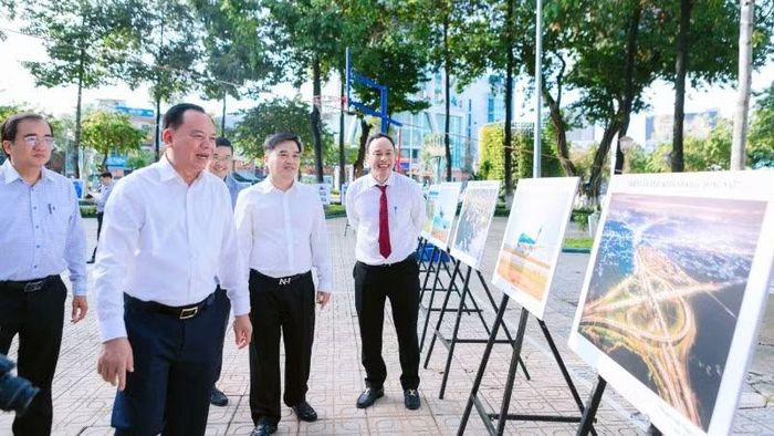 Lãnh đạo thành phố Đồng Nai và phường Trấn Biên tham quan triển lãm ảnh.