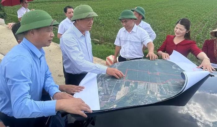 Đồng chí Nguyễn Văn Toản (thứ hai từ phải sang) Bí thư Đảng ủy xã Thanh Yên giới thiệu với nhà đầu tư các dự án đang được xã kêu gọi thu hút đầu tư.